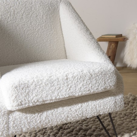 Fauteuil AGATHE - Tissu bouclette blanc et pieds épingles métal noir