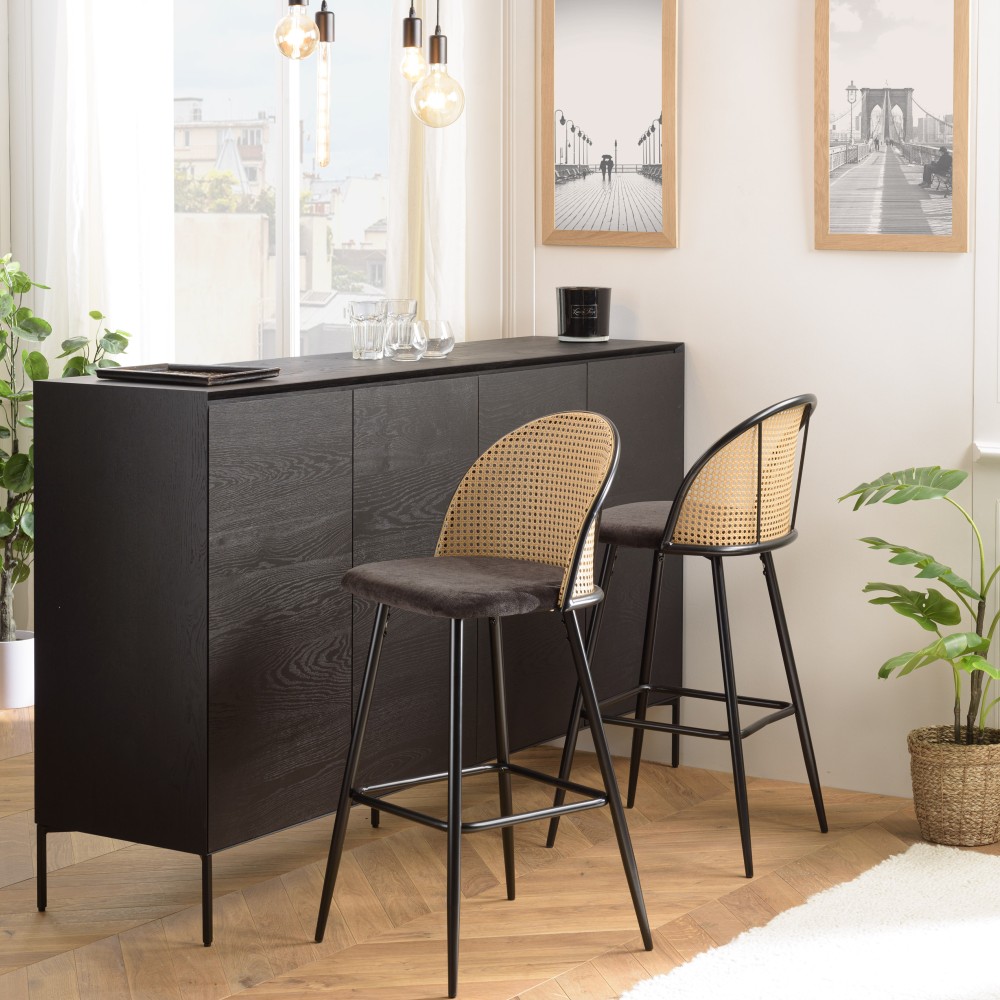 Lot de 2 tabourets de bar LEA - Assise tissu noir - Dossier effet cannage Lot de 2 tabourets de bar LEA - Assise tissu noir - Dossier effet cannage