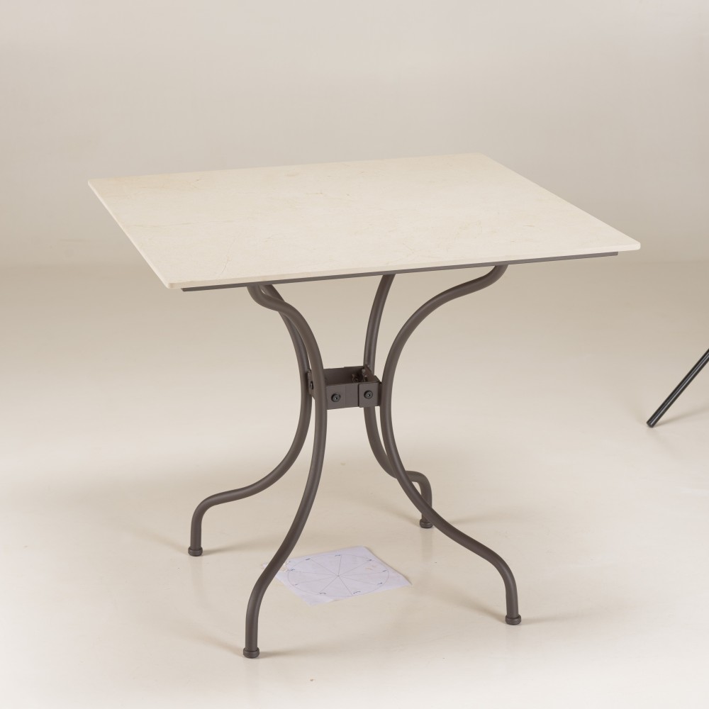 SECONDE MAIN - Table à manger carré de jardin en céramique et acier SECONDE MAIN - Table à manger carré de jardin en céramique et acier