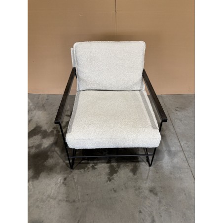 SECONDE MAIN - Fauteuil tissu écru 1 coussin structure métallique noire, accoudoirs en bois