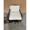 SECONDE MAIN - Fauteuil tissu écru 1 coussin structure métallique noire, accoudoirs en bois