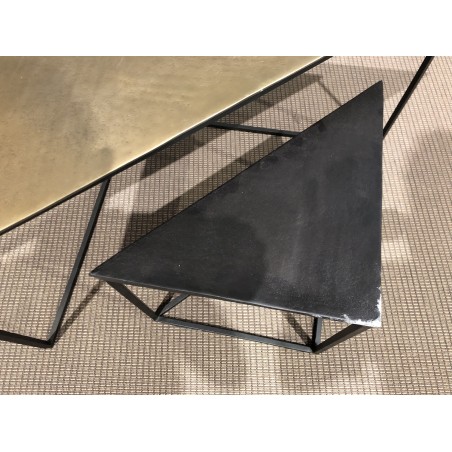 SECONDE MAIN - Set de 2 tables gigognes triangles aluminium doré et noir - pieds métal noirs