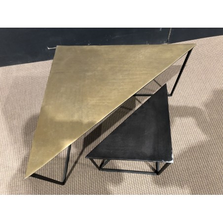 SECONDE MAIN - Set de 2 tables gigognes triangles aluminium doré et noir - pieds métal noirs