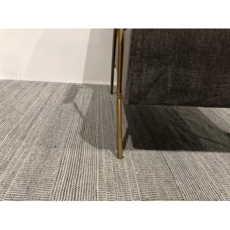 Fauteuil lounge pieds doré accoudoirs bois et tissu taupe | Seconde Main