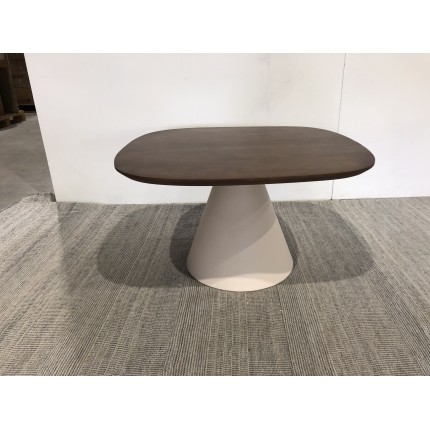Quadratischer Couchtisch aus Mangoholz mit elfenbeinfarbenem Fuß | Macabane Möbel
