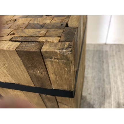 Quadratischer Beistelltisch SAM aus recyceltem Teakholz