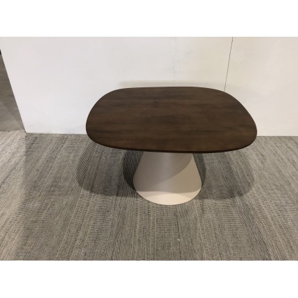 Quadratischer Couchtisch aus Mangoholz mit elfenbeinfarbenem Fuß | Macabane Möbel